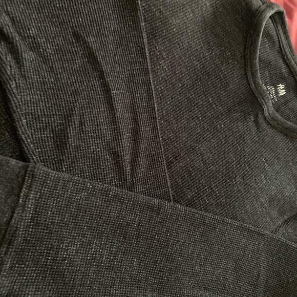H&M Grey Sweater Thermal Large EUC Cool Design! - Picture 2 of 3